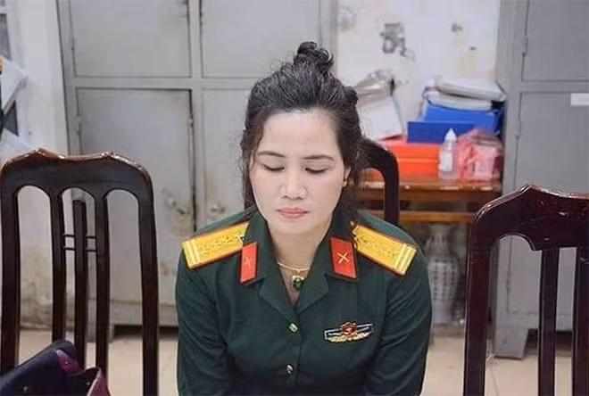 Đào Thị Uyên thường xuyên mặc bộ quân phục giả hàm đại tá.