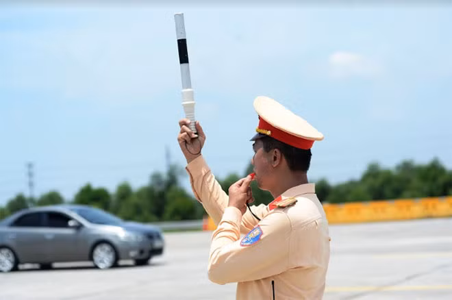 Kiểm soát người và phương tiện vi phạm để bảo đảm chặt chẽ tình hình TTATGT trên tuyến.