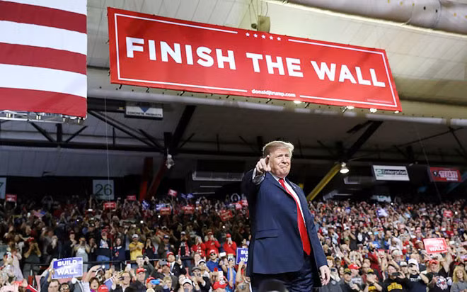 Tổng thống Mỹ Donald Trump trong buổi vận động tại El Paso, Texas, với khẩu hiệu “Hoàn thành bức tường” nổi bật đằng sau. Ảnh Reuters.