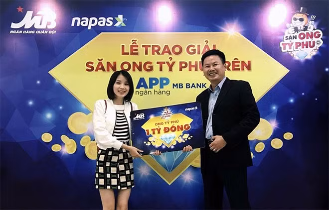 Khách hàng may mắn trúng 1 tỷ đồng khi tham gia game “Săn ong Tỷ phú” trên App Ngân hàng MBBank.