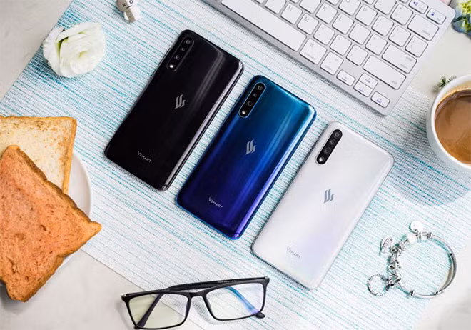Sản phẩm có giá 6,990 triệu đồng, với 3 màu: trắng ngọc trai, xanh cực quang và đen huyền bí. Sản phẩm có giá 6,990 triệu đồng, với 3 màu: trắng ngọc trai, xanh cực quang và đen huyền bí.