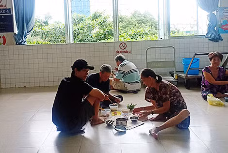 Thân nhân đi nuôi bệnh.
