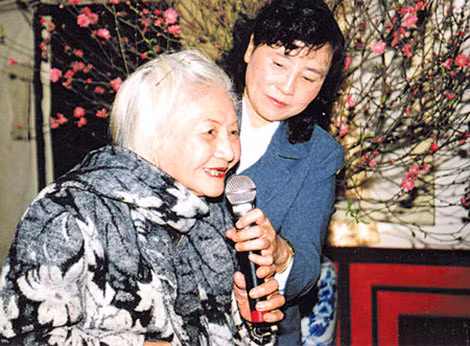 Nhà thơ Ngân Giang.