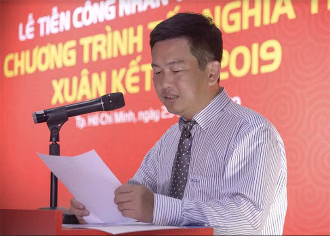 Đại diện Ban tổ chức, ông Nguyễn Thanh Lâm (Phó giám đốc Mobifone Khu vực 8) chia sẻ: “Đây là một chương trình mang nhiều ý nghĩa khi giúp những người lao động không có điều kiện được về đoàn tụ với gia đình. Chúng tôi hi vọng rằng trong những năm sau nữa, Mobifone sẽ nỗ lực để tiếp tục thực hiện những chương trình ý nghĩa và chất lượng hơn”. Đại diện Ban tổ chức, ông Nguyễn Thanh Lâm (Phó giám đốc Mobifone Khu vực 8) chia sẻ: “Đây là một chương trình mang nhiều ý nghĩa khi giúp những người lao động không có điều kiện được về đoàn tụ với gia đình. Chúng tôi hi vọng rằng trong những năm sau nữa, Mobifone sẽ nỗ lực để tiếp tục thực hiện những chương trình ý nghĩa và chất lượng hơn”.