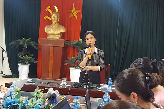 Bà Ngô Thị Thu Anh, Hiệu trưởng trường THCS Trần Phú trao đổi thông tin với báo chí chiều 11-4.