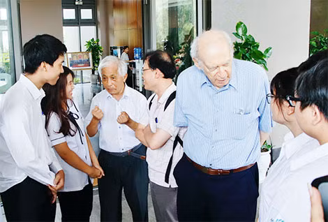 GS Trần Thanh Vân (thứ ba từ trái sang)