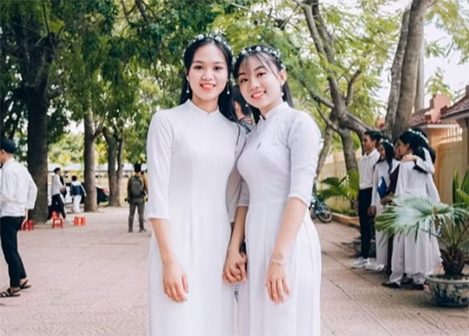 Em Cao Hoàng Thục Nhi (bên trái) cùng bạn học. Em Cao Hoàng Thục Nhi (bên trái) cùng bạn học.