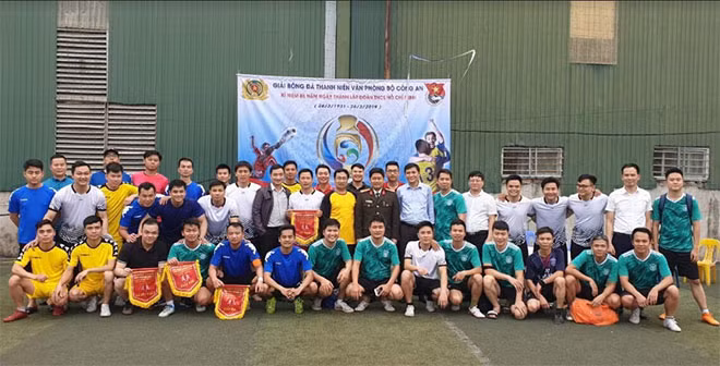 Các đại biểu và các cầu thủ tham gia giải chụp ảnh lưu niệm Các đại biểu và các cầu thủ tham gia giải chụp ảnh lưu niệm