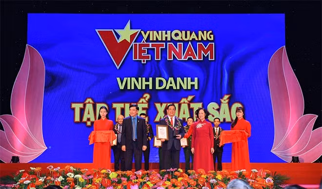 PGS.TS Lương Ngọc Khuê, Cục trưởng Cục Quản lý Khám, chữa bệnh nhận kỷ niệm chương vinh danh tập thể xuất sắc tại Vinh quang Việt Nam 2019.