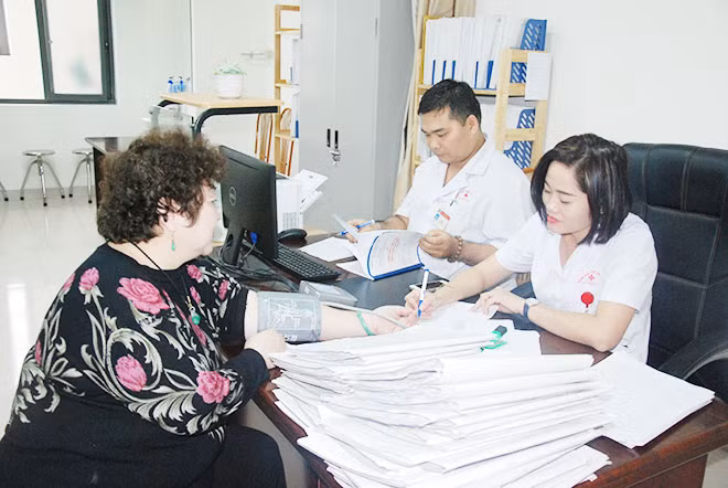 Người bệnh hài lòng trước thái độ thân thiện của bác sĩ ở Bệnh viện Y học cổ truyền, Bộ Công an. Người bệnh hài lòng trước thái độ thân thiện của bác sĩ ở Bệnh viện Y học cổ truyền, Bộ Công an.