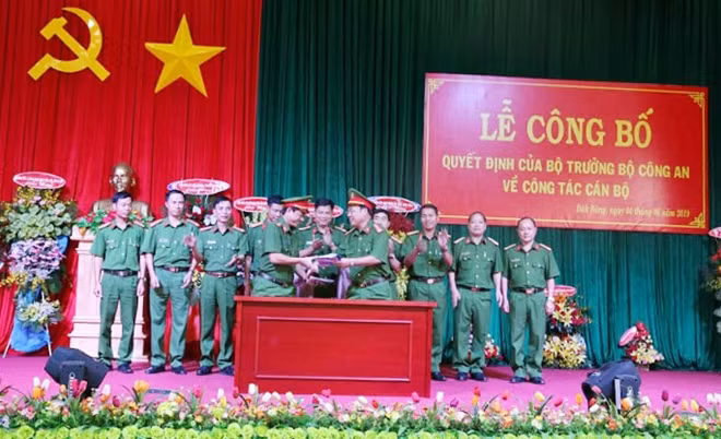 Đại tá Nguyễn Xuân Trường ký bàn giao công việc cho Trung tá Phan Trọng Minh.