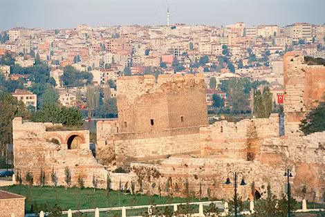 Tường thành cũ Constantinople.