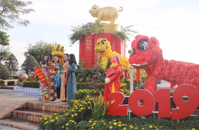 Đường hoa Nguyễn Văn Trị - Xuân Kỷ Hợi 2019 mang chủ đề “Biên Hòa hương sắc miền Đông”.