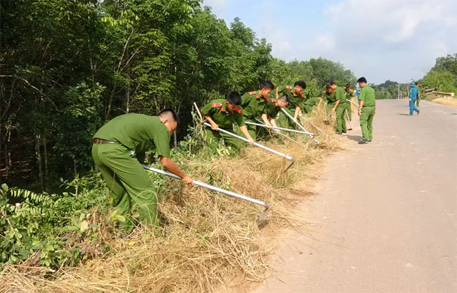 Công an Tây Ninh tham gia công tác dân vận. Công an Tây Ninh tham gia công tác dân vận.