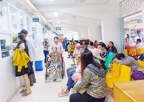 Bệnh nhân lo lắng, mỏi mệt đợi gọi tên.