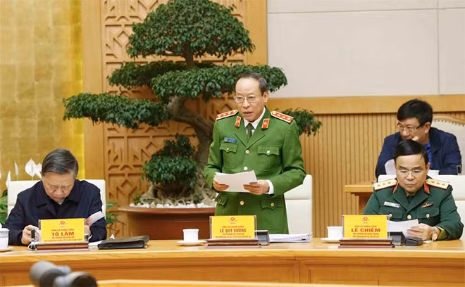 Thứ trưởng Lê Quý Vương báo cáo tóm tắt kết quả công tác phòng chống tội phạm.