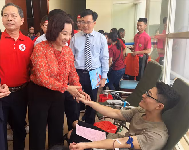 Đại diện lãnh đạo tỉnh Quảng Ninh động viên người tham gia hiến máu. Đại diện lãnh đạo tỉnh Quảng Ninh động viên người tham gia hiến máu.
