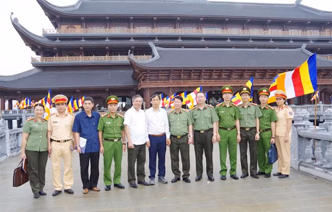 Thứ trưởng Bùi Văn Nam và đoàn kiểm tra tại khu vực Hội trường Trung tâm diễn ra Đại lễ Vesak 2019.