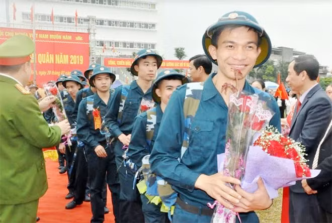 Thanh niên tỉnh Quảng Ninh phấn khởi lên đường thực hiện nghĩa vụ quân sự.
