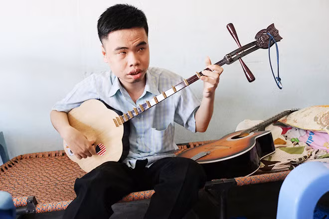 Anh Ngoan chơi đàn sến.