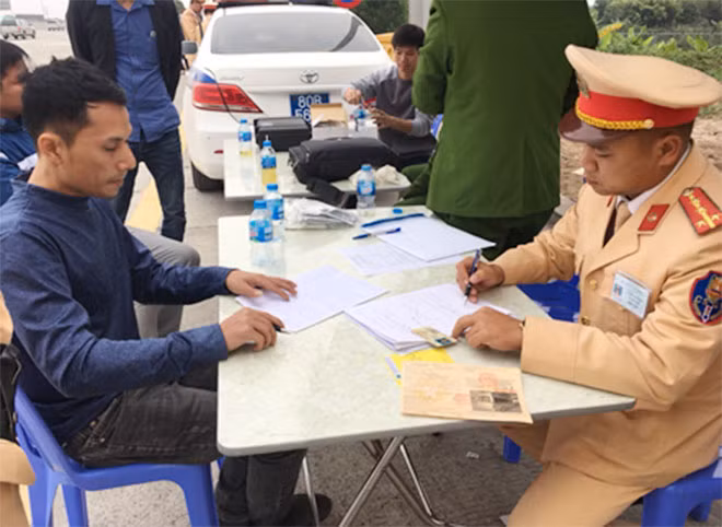 Tổ công tác lập biên bản lái xe dương tính với ma tuý. Tổ công tác lập biên bản lái xe dương tính với ma tuý.