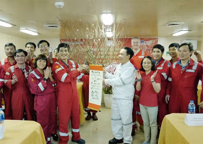 PTGĐ Nguyễn Quốc Thập và đoàn công tác tặng hoa cho tập thể người lao động tại mỏ Chim Sáo.