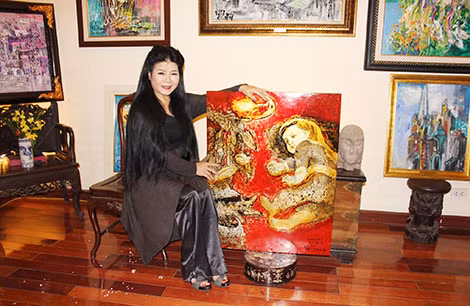 Họa sĩ Văn Dương Thành tại phòng vẽ.