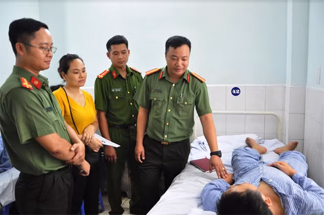 Đoàn thanh niên CATP Hải Phòng .động viên Thiếu úy Dũng và gia đình