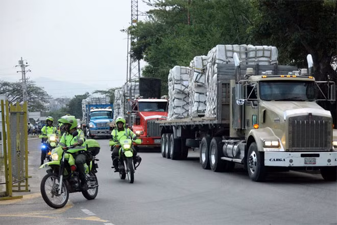 Những chiếc xe tải chở thực phẩm và thuốc men trong chương trình cung cấp viện trợ nhân đạo cho biên giới Venezuela.