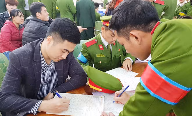 Nhiều chiến sĩ Công an tham gia hiến máu.