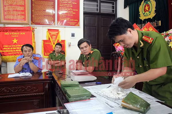 Lực lượng chức năng lấy mẫu giám định số ma túy thu giữ.