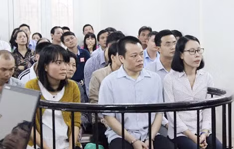 Bị cáo Long (giữa, hàng đầu) và đồng bọn tại phiên xử. Bị cáo Long (giữa, hàng đầu) và đồng bọn tại phiên xử.