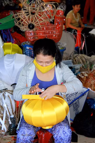 Nghệ nhân đèn lồng khoe sự tài hoa, khéo léo biến những thanh tre vô tri vô giác thành những chiếc đèn lồng làm đắm say du khách thập phương..