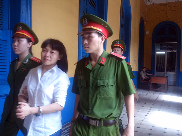 Nhân cùng đồng bọn sau phiên xử .