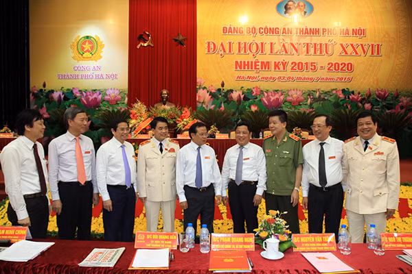 Đồng chí Phạm Quang Nghị, Ủy viên Bộ Chính trị, Bí thư thành ủy Hà Nội với các đại biểu dự Đại hội.