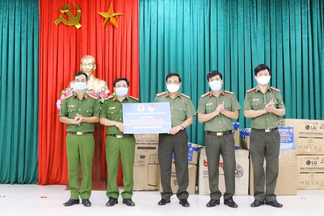 Đoàn công tác của nhà trường trao tặng cán bộ, chiến sĩ Công an tỉnh Nghệ An 3.000 kính chống giọi bắn.