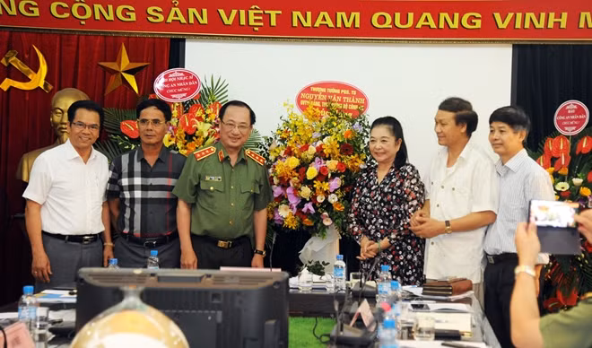 Thứ trưởng Nguyễn Văn Thành tặng lẵng hoa chúc mừng Đại hội.