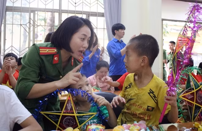 Cán bộ, chiến sỹ động viên, thăm hỏi các em nhỏ tại Trung tâm.
