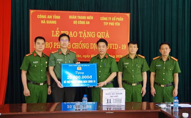 Đoàn công tác thăm hỏi, động viên và chia sẻ khó khăn với Công an huyện Đồng Văn trong nhiệm vụ phòng chống dịch COVID-19.