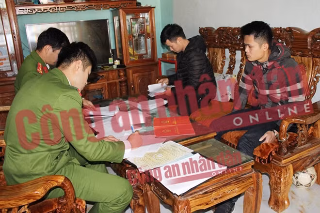 Cơ quan Công an khám xét nhà đối tượng Trần Văn Hữu.