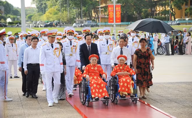 Hầu hết các mẹ Việt Nam Anh hùng đã hơn 90 tuổi, nhiều Mẹ phải di chuyển bằng xe lăn, được cán bộ, chiến sĩ Công an dìu, đẩy xe và che ô.
