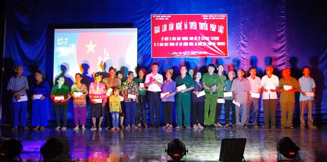 Phòng CSCĐ Công an Hà Giang và các nhà hảo tâm tặng quà các gia đình chính sách tại xã Đồng Yên, huyện Bắc Quang.