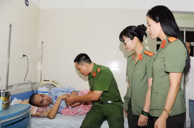 Tại các bệnh viện, nhóm thiện nguyện đã gửi trao những món quà mà các nhà hảo tâm thông qua chương trình gửi tặng bệnh nhân.