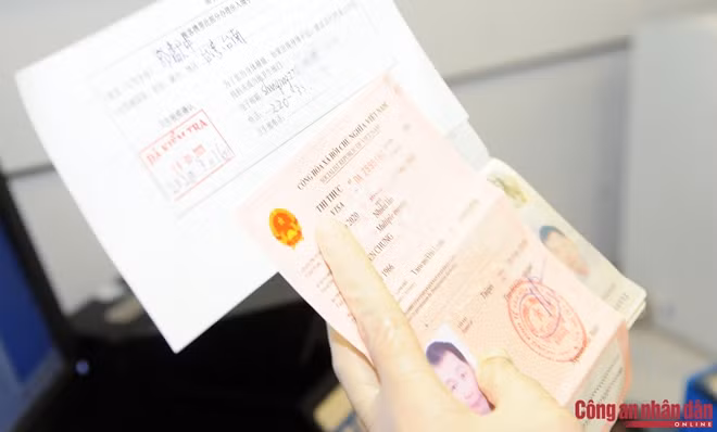 Ngoài làm các thủ tục nhập cảnh cho gần 1.000 người Việt Nam trở về nước, các CBCS Công an CKCHKQT Nội Bài vẫn tiến hành làm các thủ tục cho các hành khách đủ tiêu chuẩn y tế đến Việt Nam.