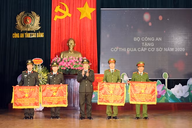 Thừa ủy quyền của Bộ trưởng Bộ Công an, Đại tá Vũ Hồng Quang, Giám đốc Công an tỉnh Cao Bằng trao Cờ thi đua của Bộ Công an tặng các tập thể.
