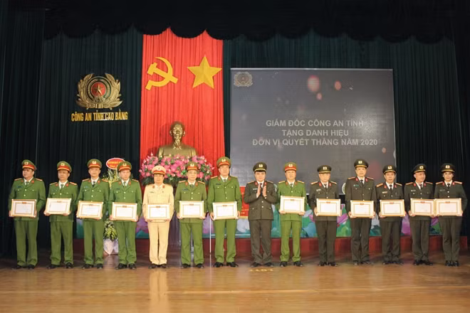 Lãnh đạo Công an tỉnh trao danh hiệu đơn vị Quyết Thắng cho các tập thể có thành tích xuất sắc trong phong trào thi đua Vì a ninh Tổ quốc năm 2020.