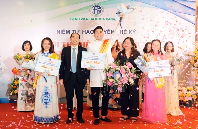 Ông Nguyễn Đình Hưng, Giám đốc Bệnh viện Xanh Pôn trao giải Nhất Hội thi cho điều dưỡng viên Phạm Đức Mạnh.