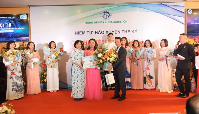 Ban Tổ chức trao giải cho các thí sinh xuất sắc trong ứng xử, đoạt các giải Nhì, Ba và Khuyến khích.