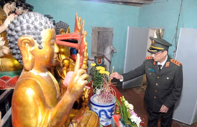 Thứ trưởng Nguyễn Văn Thành, Thứ trưởng Lê Quốc Hùng và các đại biểu dâng hương tại chùa Tứ Giáp và Nhà truyền thống Khu lưu niệm 6 điều Bác Hồ dạy CAND.