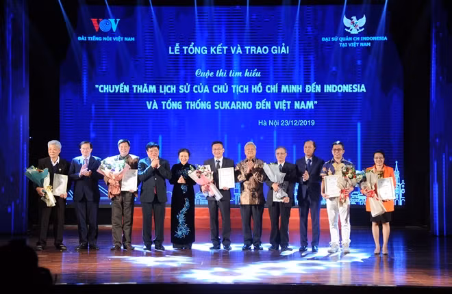 Ông Nguyễn Thế Kỷ cùng Ngài Ibnu Hadi và các đại biểu, các tác giả đoạt giải.